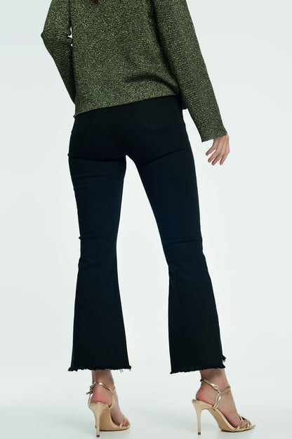 Jeans acampanados con dobladillo sin rematar en negro