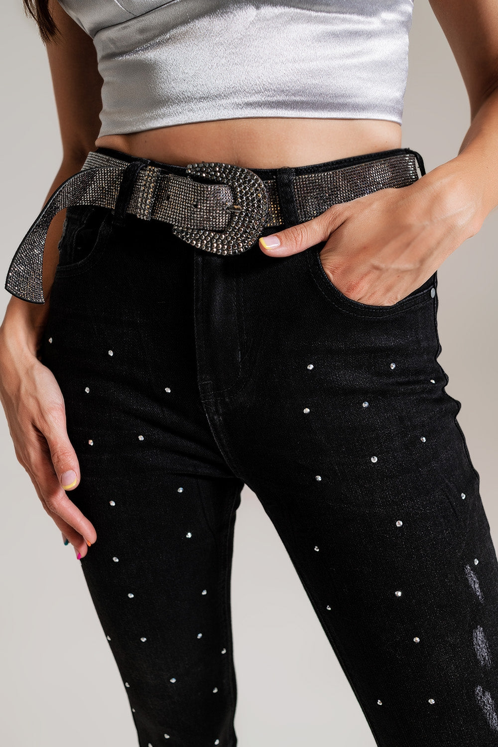 Jeans ajustados con detalles adornados en lavado negro