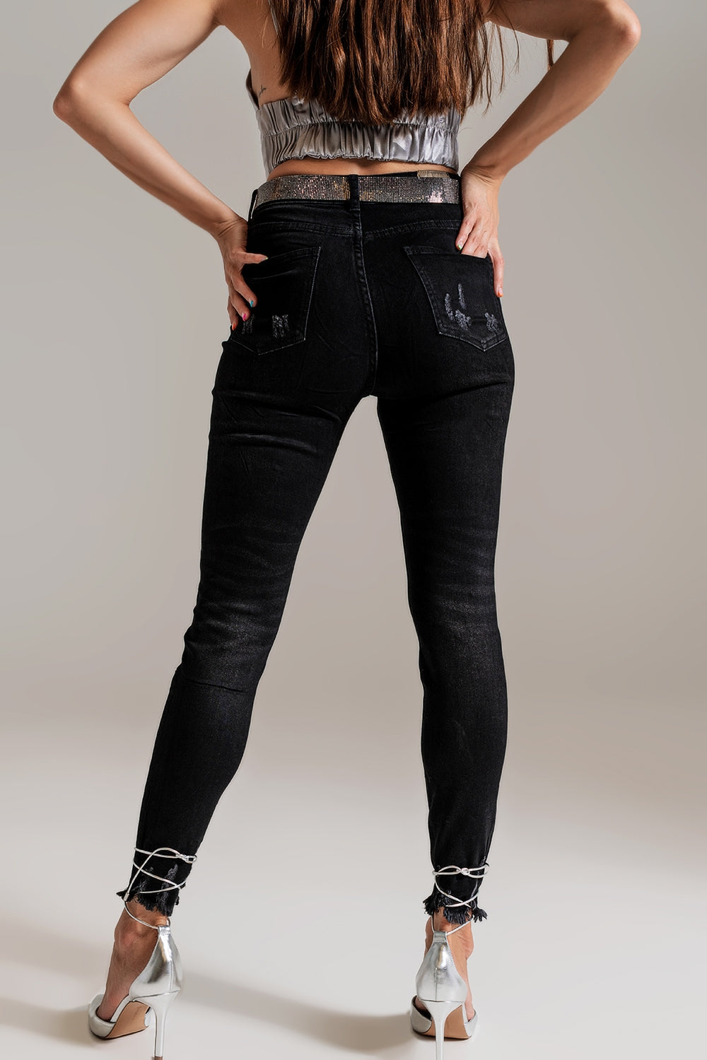 Jeans ajustados con detalles adornados en lavado negro