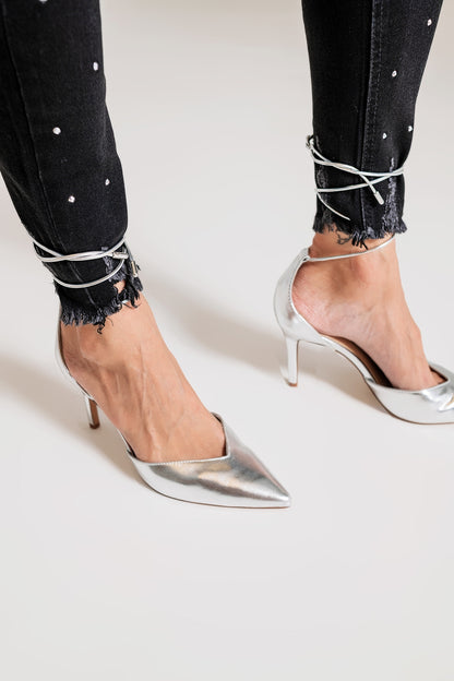 Jeans ajustados con detalles adornados en lavado negro