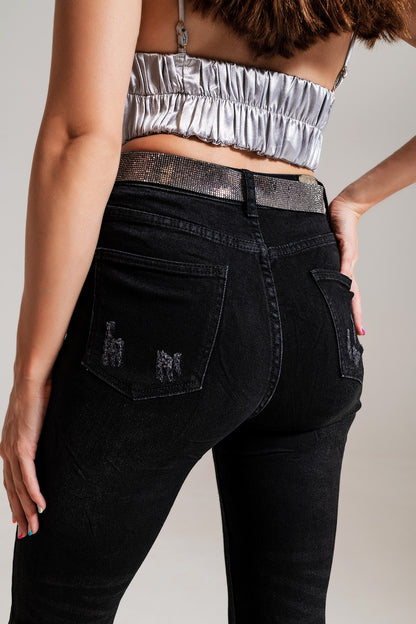 Jeans ajustados con detalles adornados en lavado negro