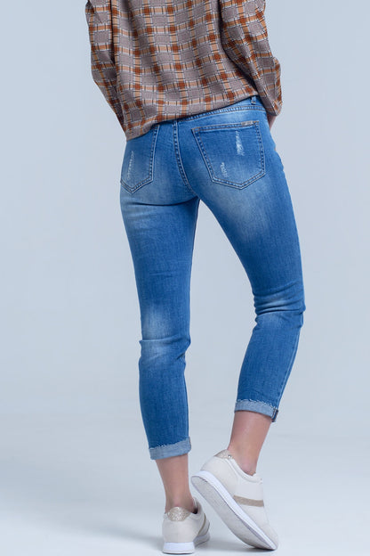 Jeans ajustados con rasgaduras en las piernas