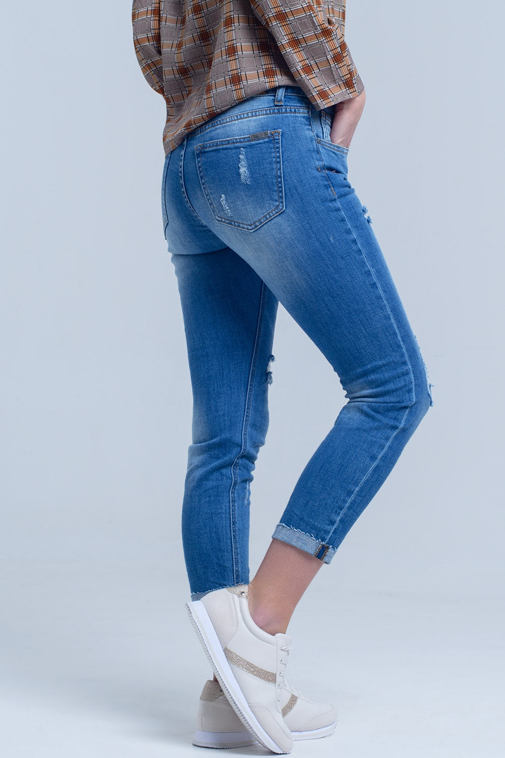 Jeans ajustados con rasgaduras en las piernas