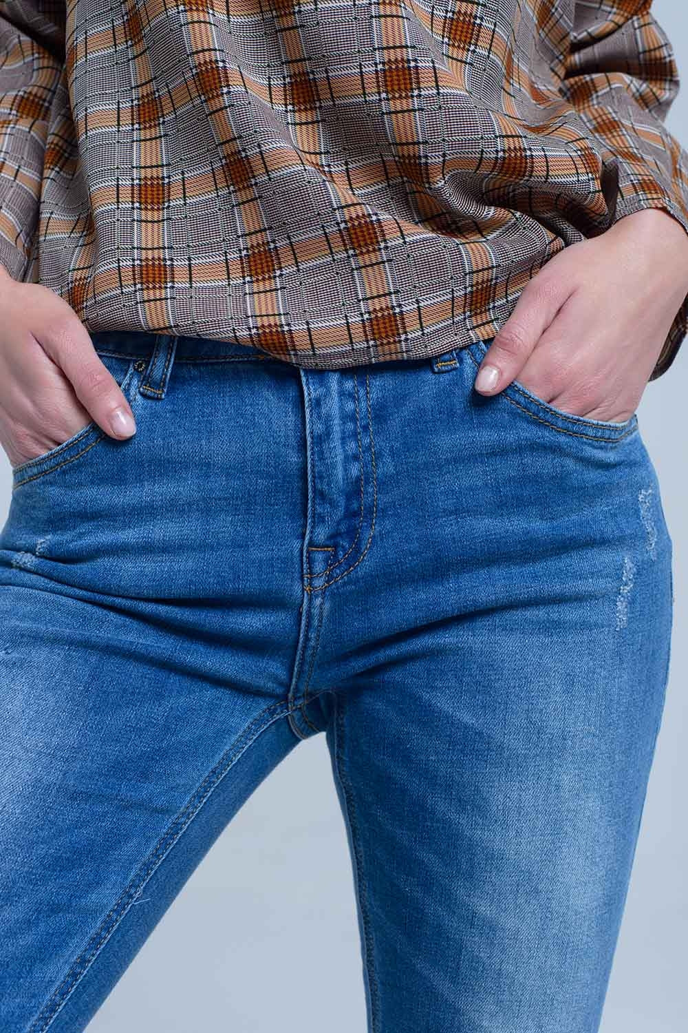 Jeans ajustados con rasgaduras en las piernas