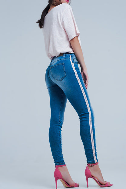 Jeans ajustados con rayas laterales en color rosa