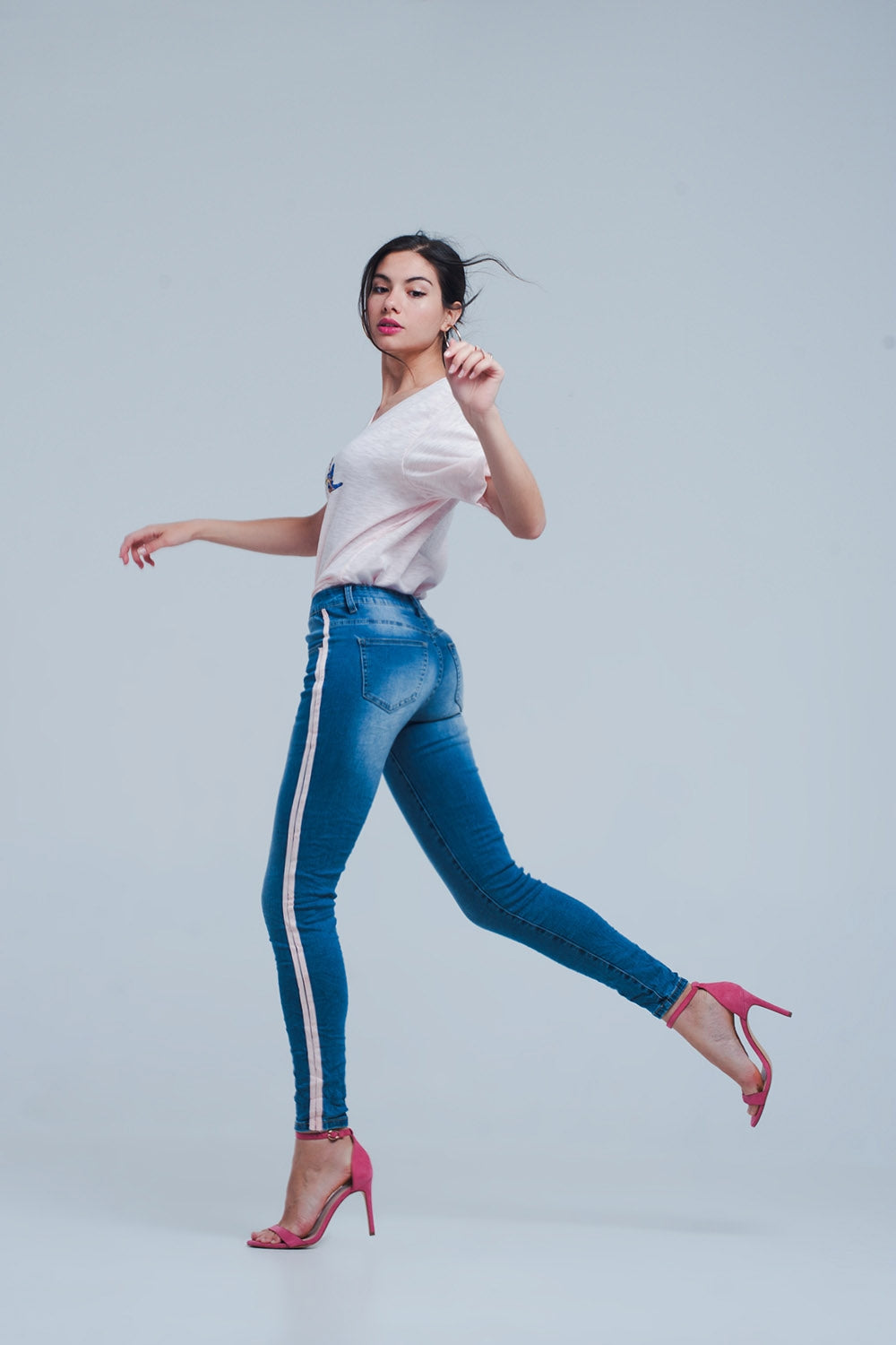 Jeans ajustados con rayas laterales en color rosa