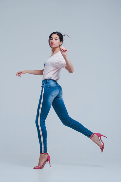 Jeans ajustados con rayas laterales en color rosa