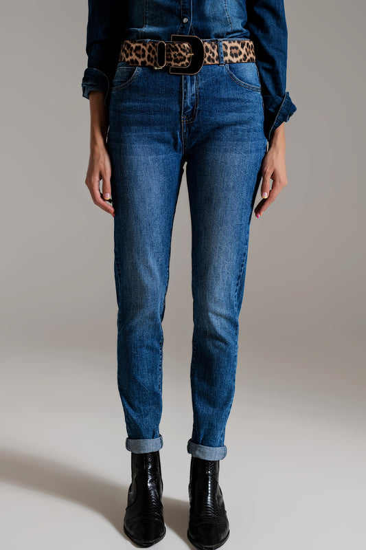 Q2 Jeans ajustados de talle alto en lavado medio