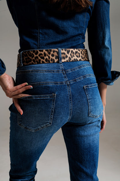 Jeans ajustados de talle alto en lavado medio