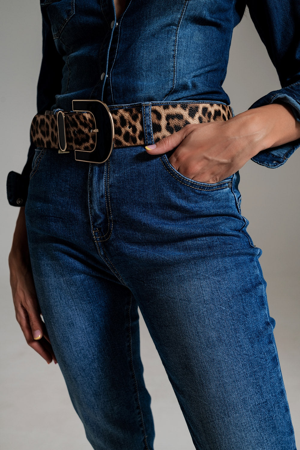 Jeans ajustados de talle alto en lavado medio