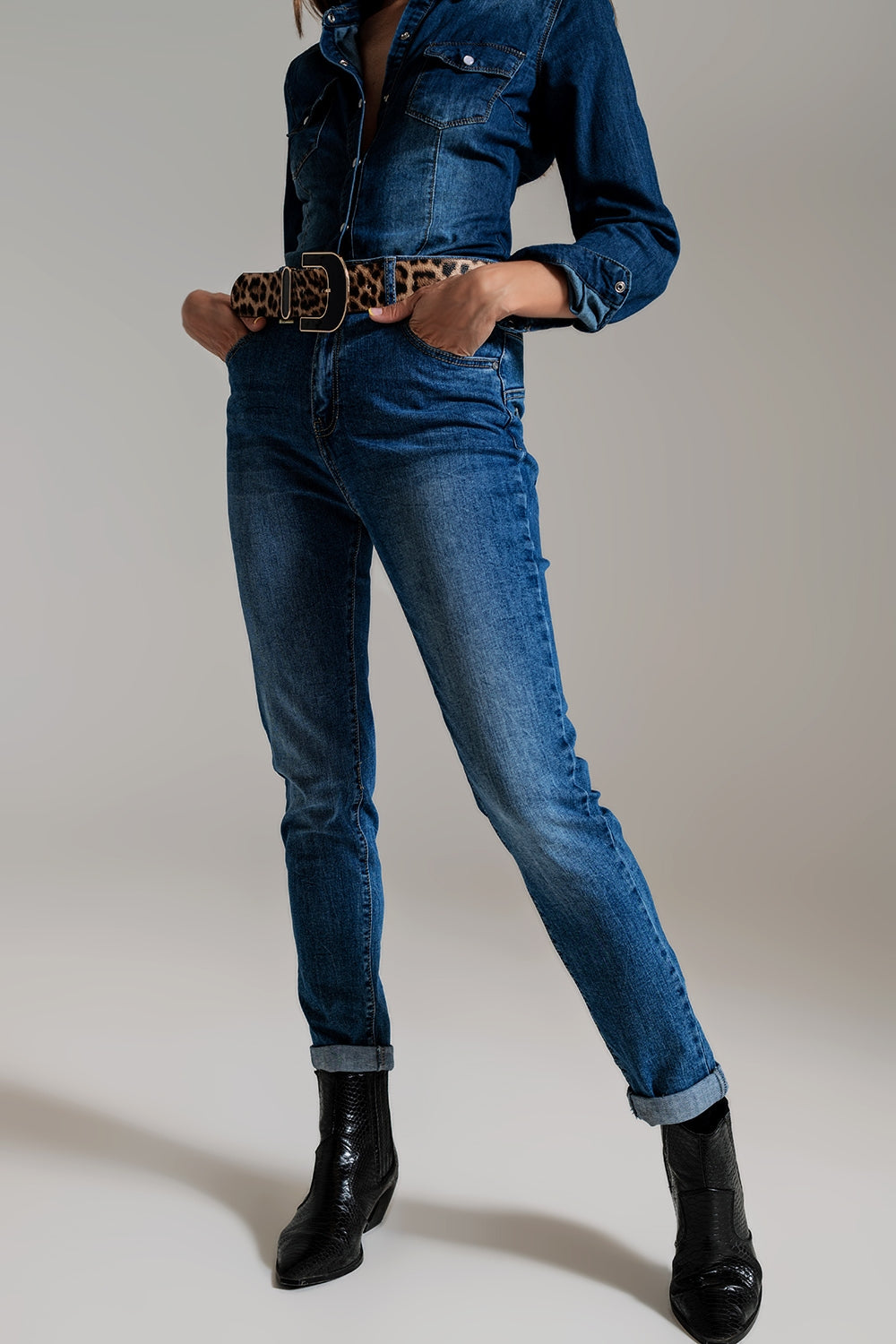 Jeans ajustados de talle alto en lavado medio
