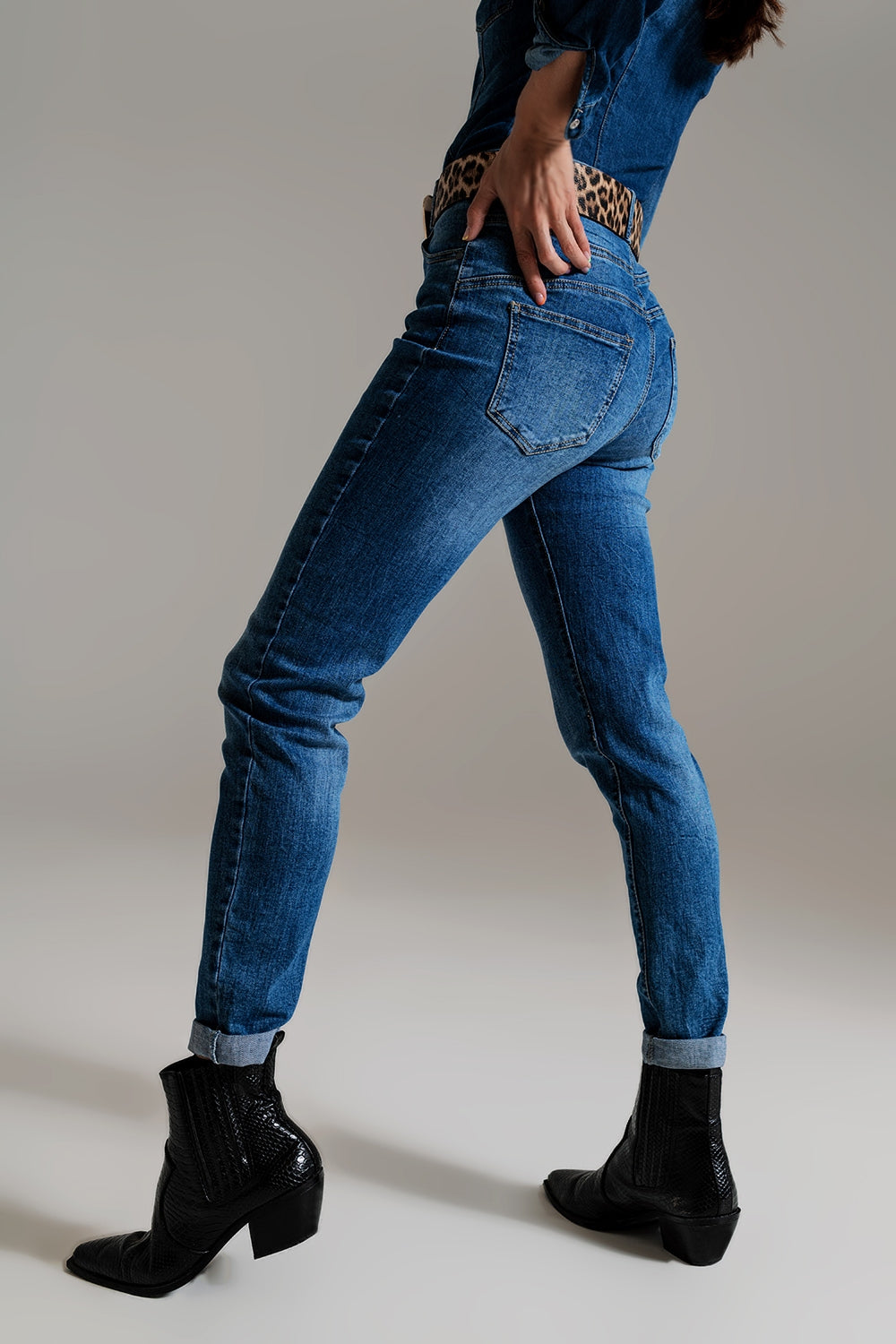 Jeans ajustados de talle alto en lavado medio