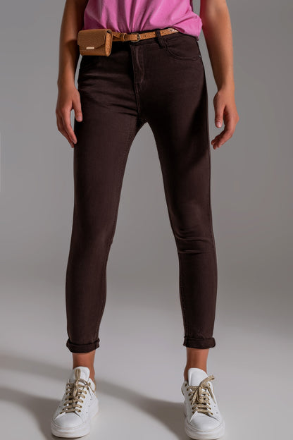 Q2 Jeans ajustados de talle alto en marrón