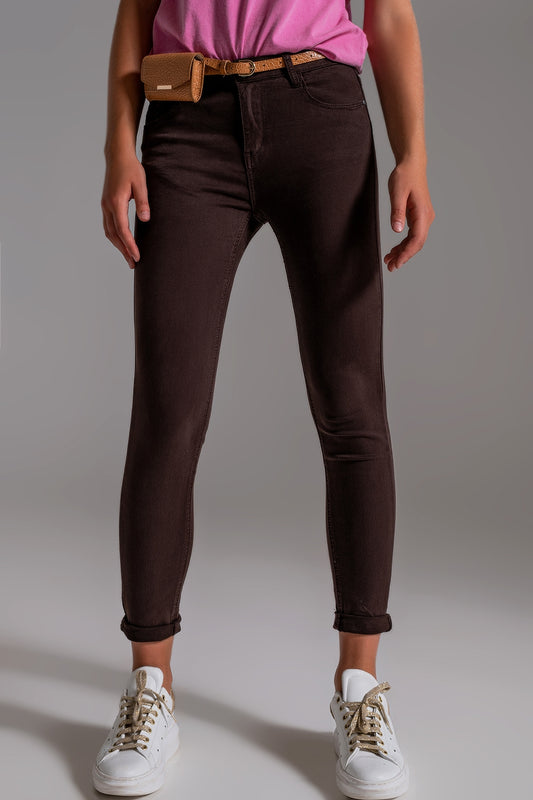 Q2 Jeans ajustados de talle alto en marrón