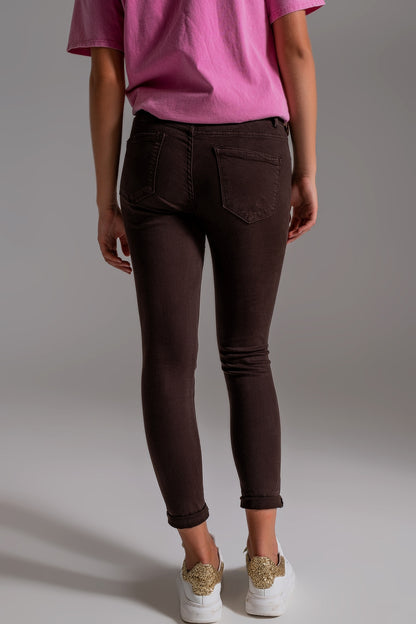 Jeans ajustados de talle alto en marrón