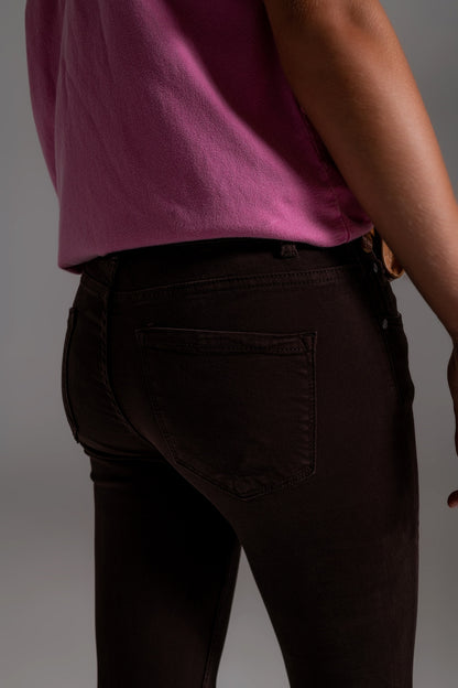 Jeans ajustados de talle alto en marrón
