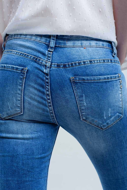 Jeans ajustados de tiro medio con roturas
