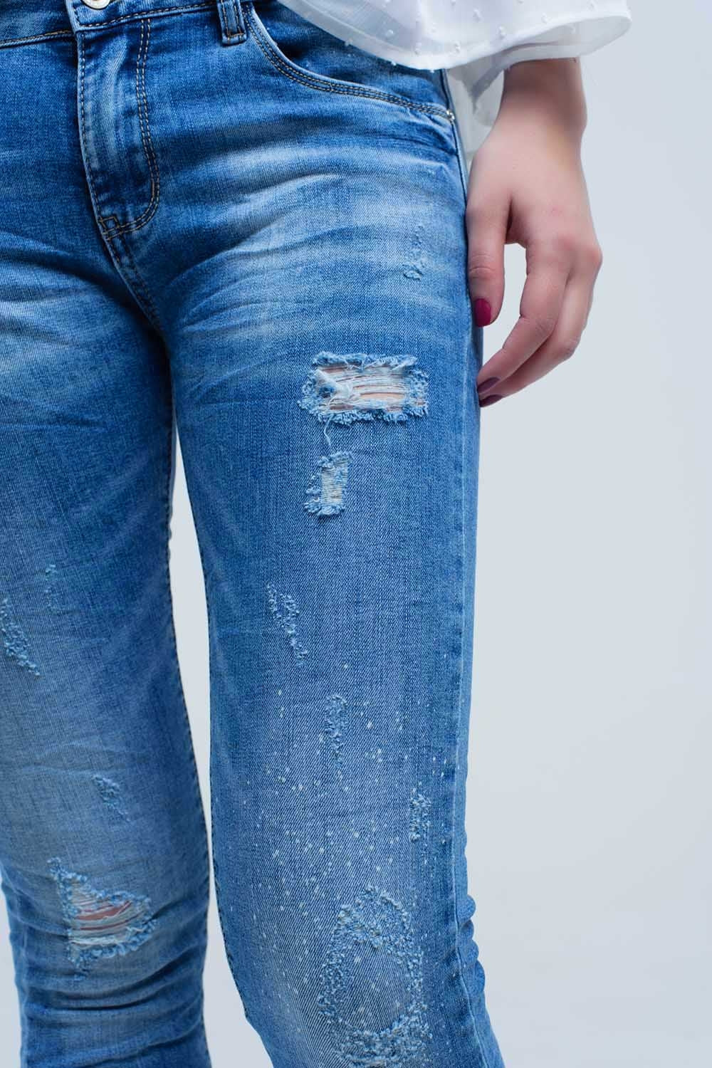 Jeans ajustados de tiro medio con roturas