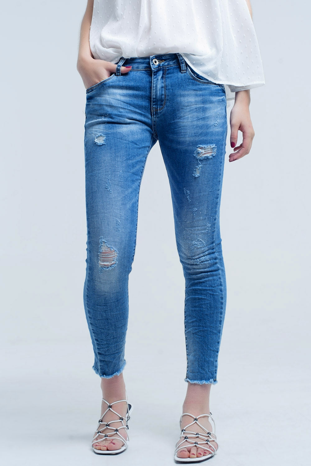 Jeans ajustados de tiro medio con roturas