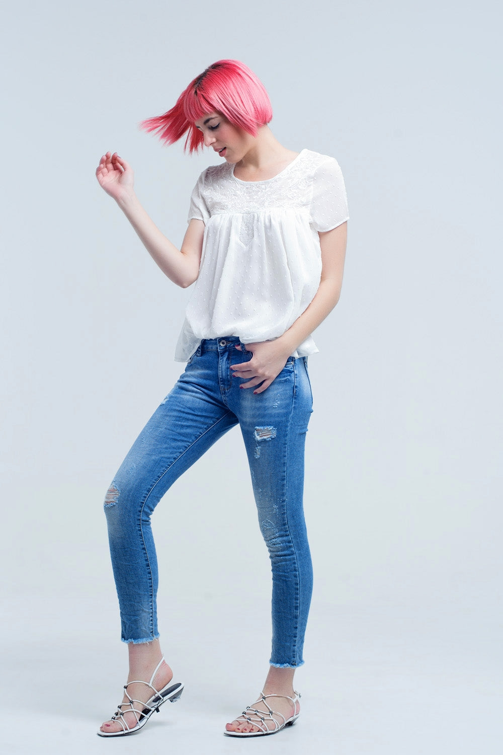 Jeans ajustados de tiro medio con roturas
