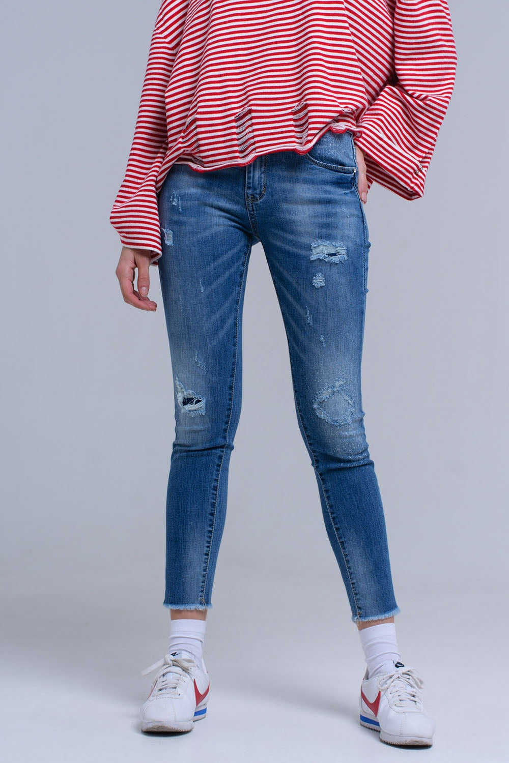 Jeans ajustados y desgastados con flecos