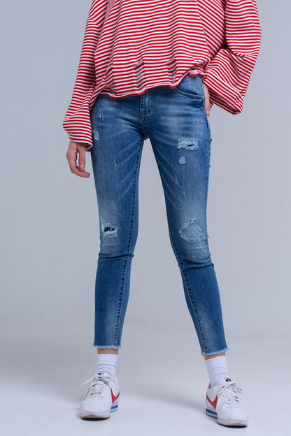 Jeans ajustados y desgastados con flecos