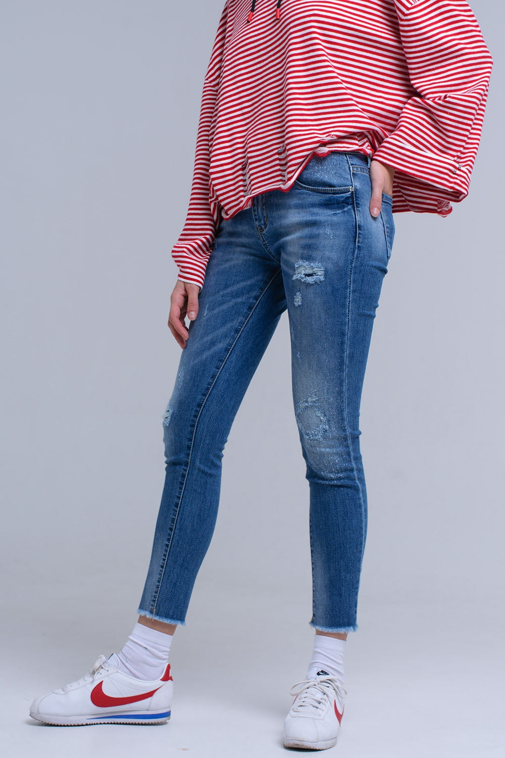 Jeans ajustados y desgastados con flecos