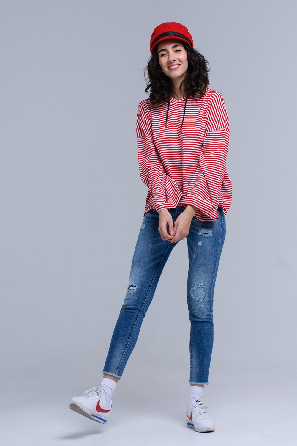 Jeans ajustados y desgastados con flecos