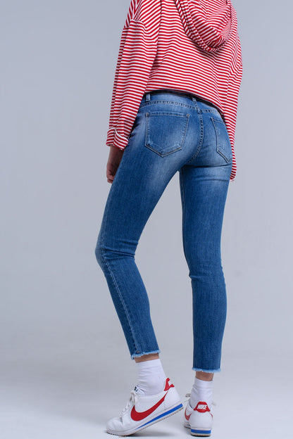 Jeans ajustados y desgastados con flecos