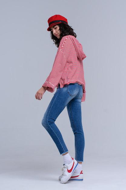 Jeans ajustados y desgastados con flecos