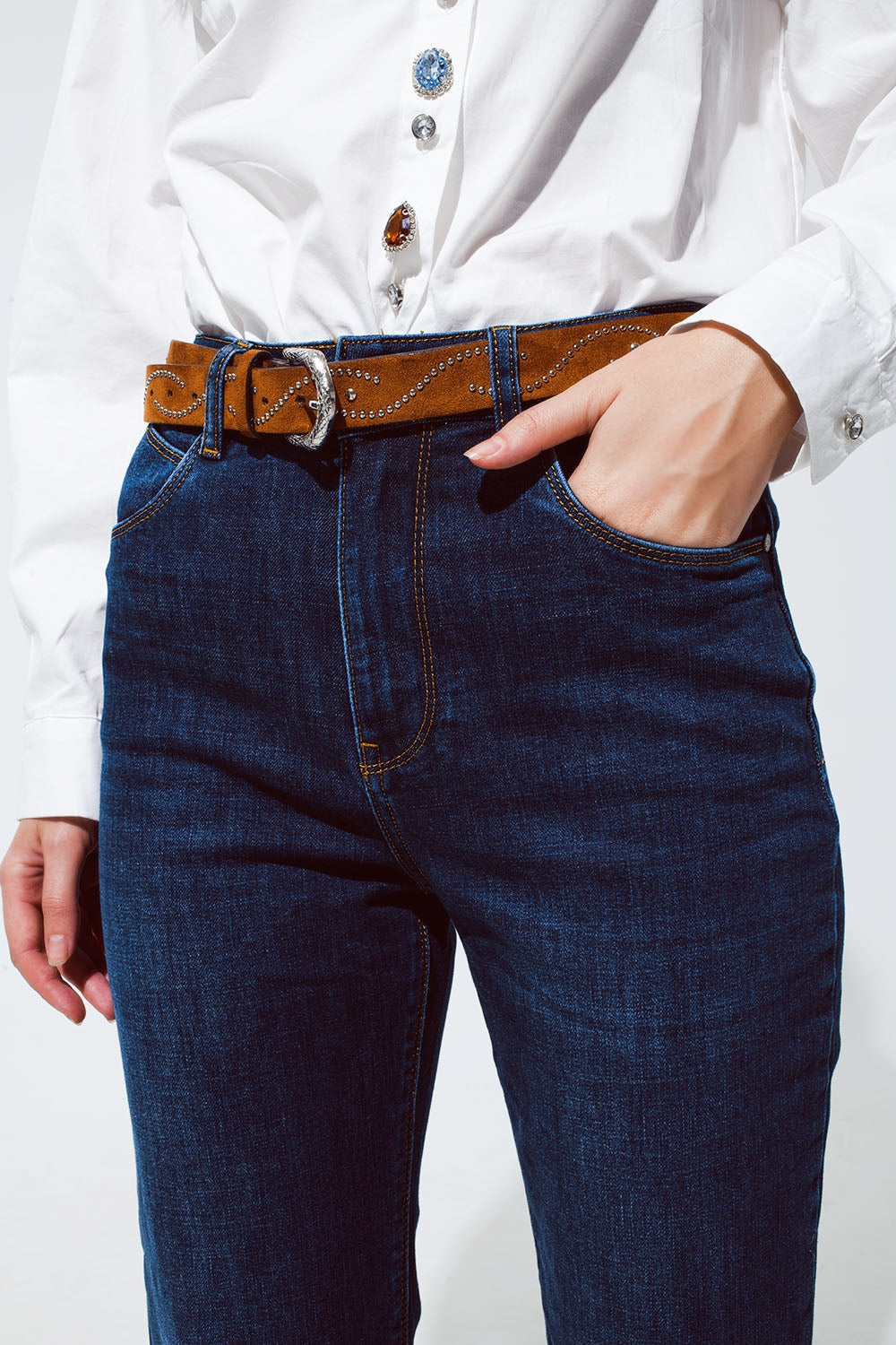 jeans azules de ajuste relajado con detalle de dobladillo vuelto