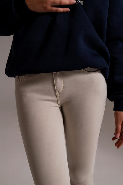 Jeans beige tobilleros con arrugas suaves