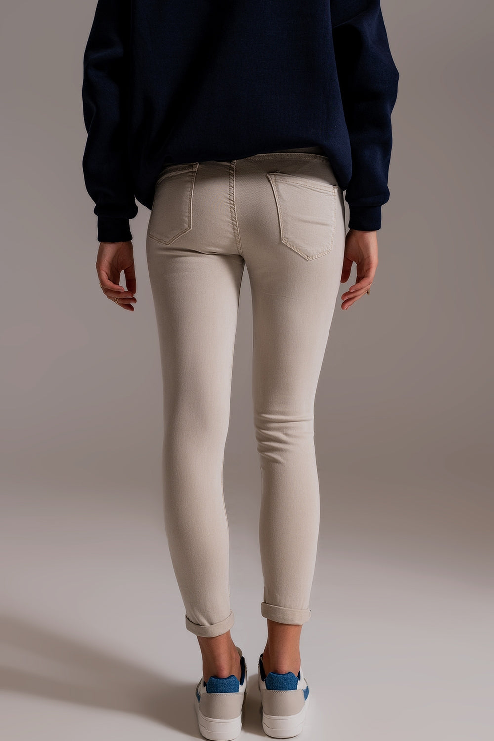 Jeans beige tobilleros con arrugas suaves
