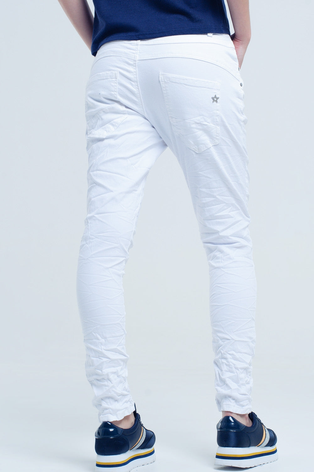 Jeans blancos arrugado con bolsillos