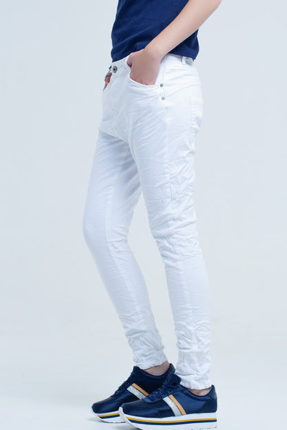 Jeans blancos arrugado con bolsillos