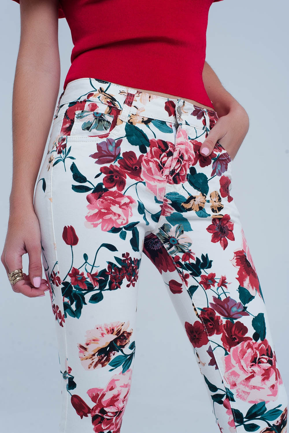 Jeans blancos con estampado de rosas