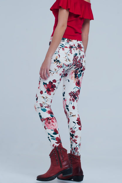 Jeans blancos con estampado de rosas