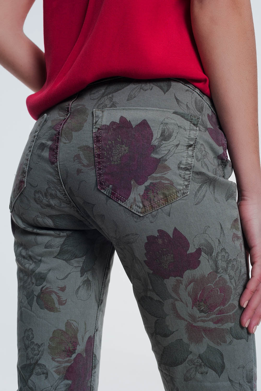 jeans boyfriend caqui con estampado floral