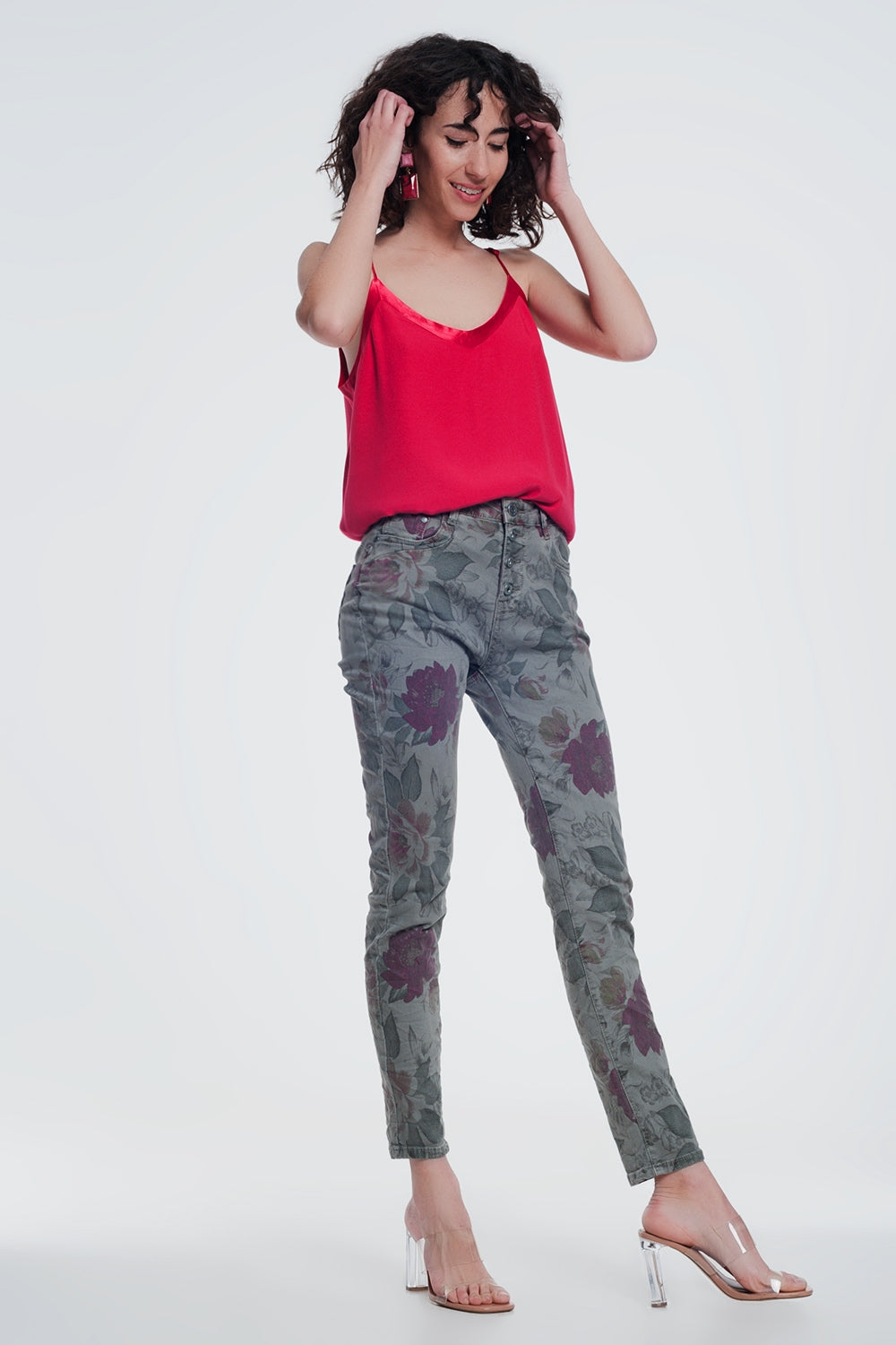 jeans boyfriend caqui con estampado floral