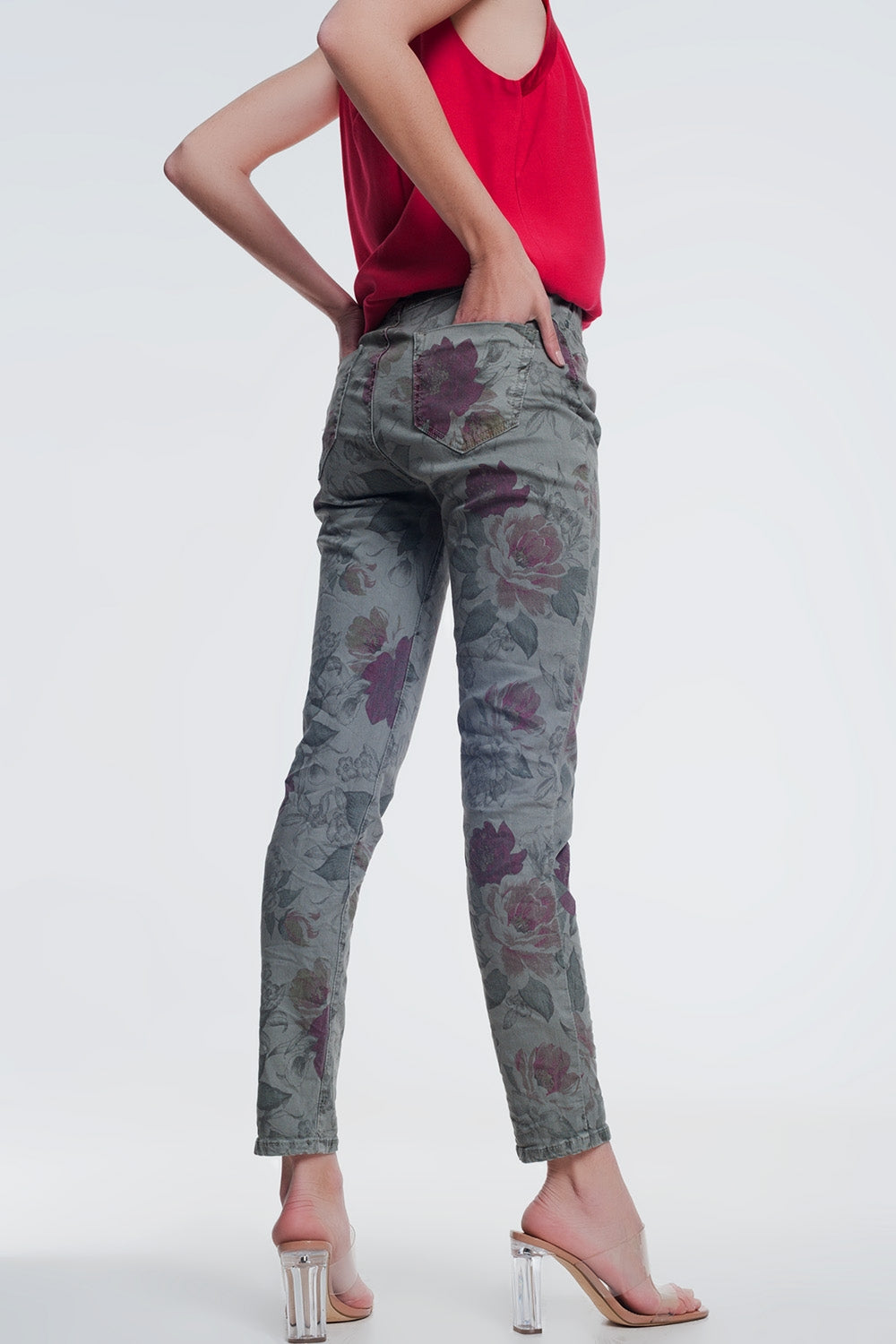 jeans boyfriend caqui con estampado floral