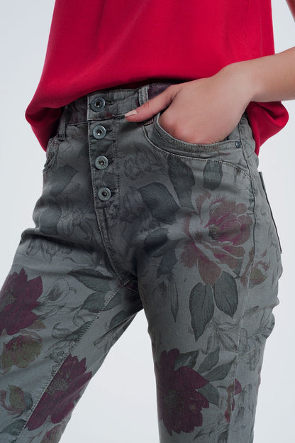 jeans boyfriend caqui con estampado floral