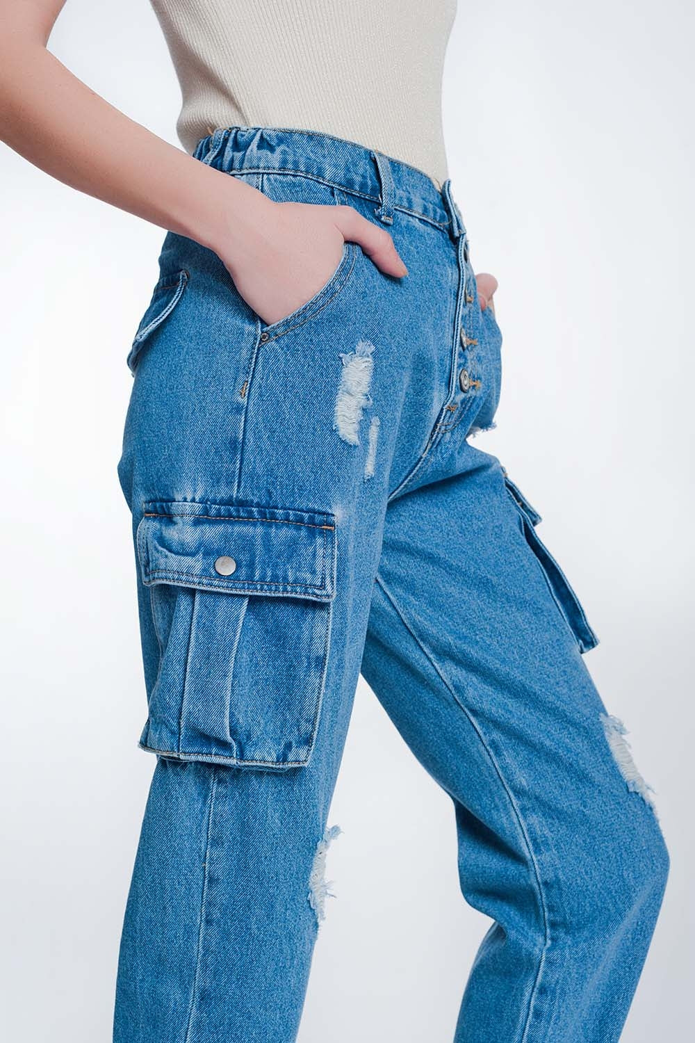 Jeans boyfriend con bolsillos laterales y rotos