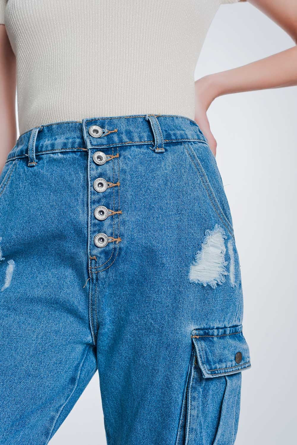Jeans boyfriend con bolsillos laterales y rotos