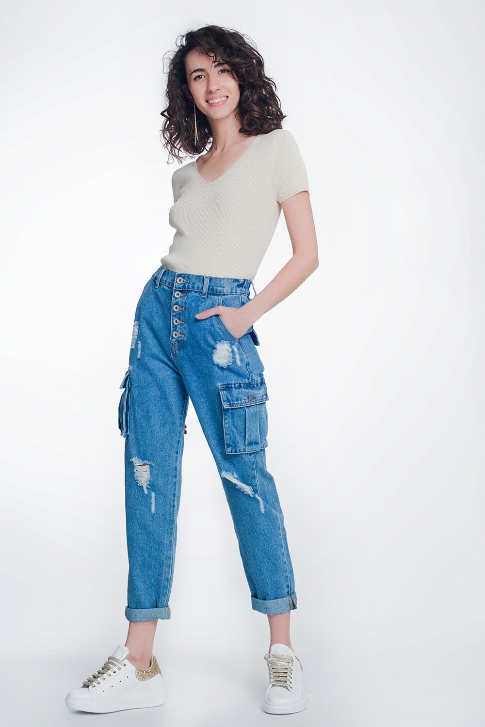 Jeans boyfriend con bolsillos laterales y rotos