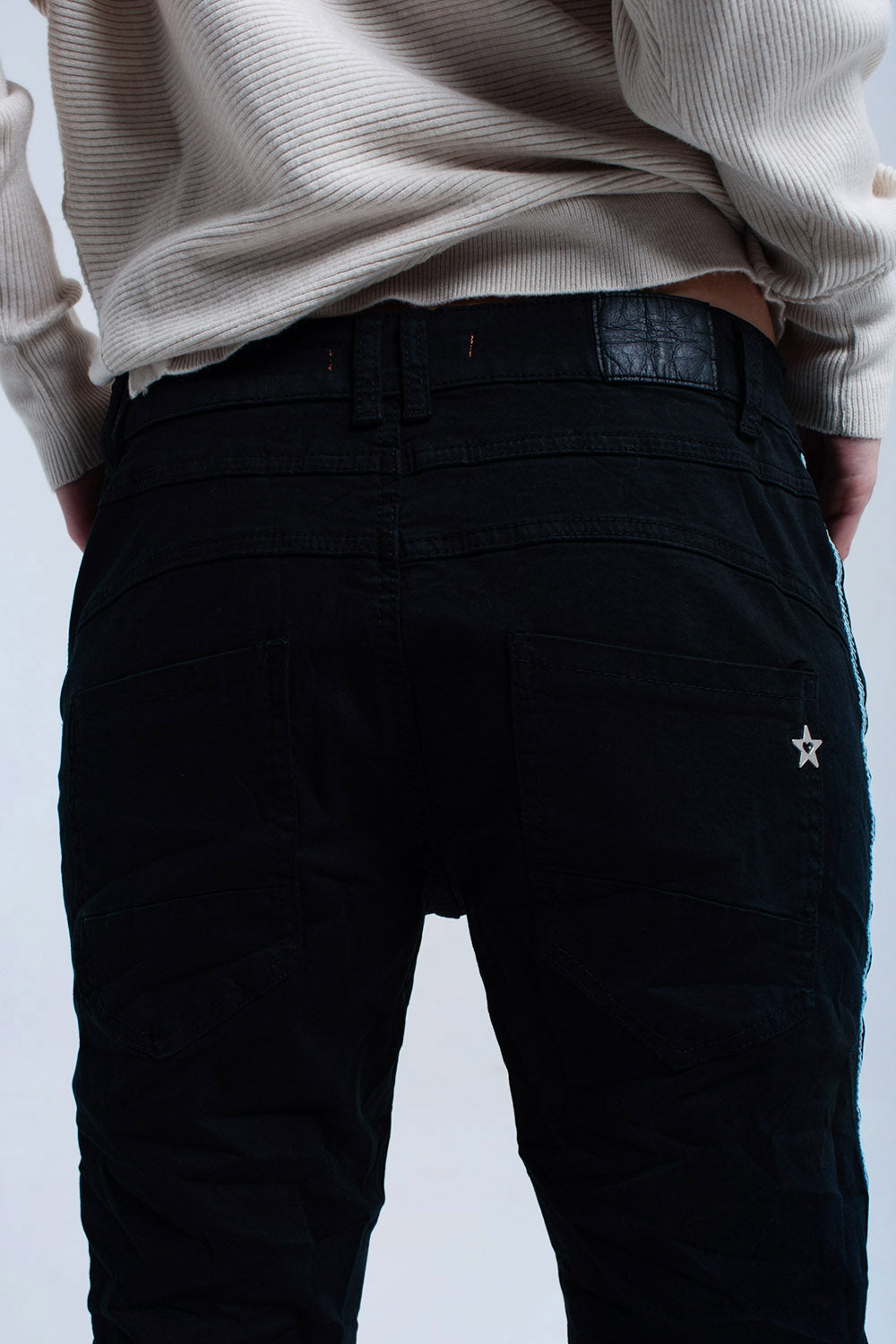 Jeans boyfriend negros con botones