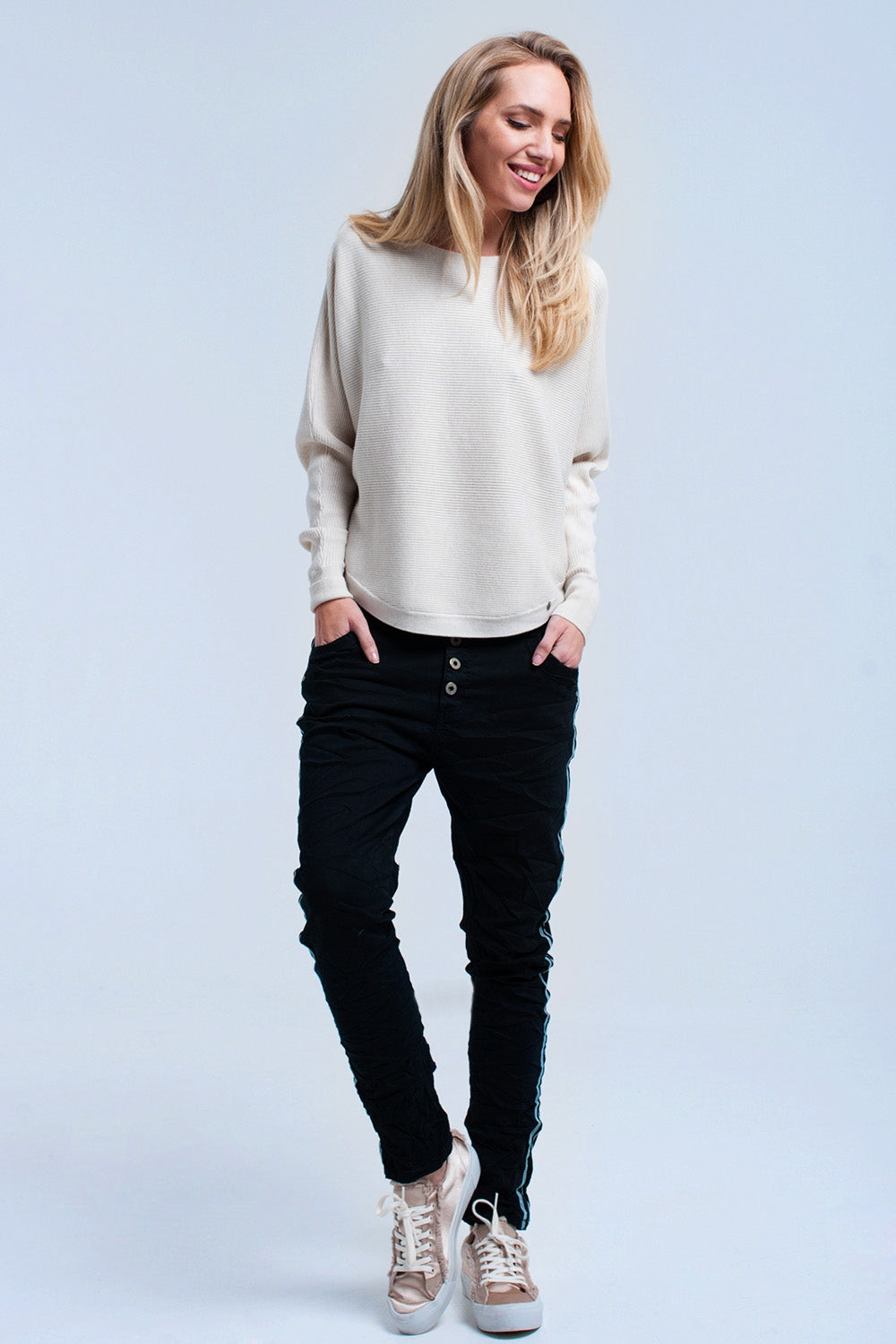 Jeans boyfriend negros con botones