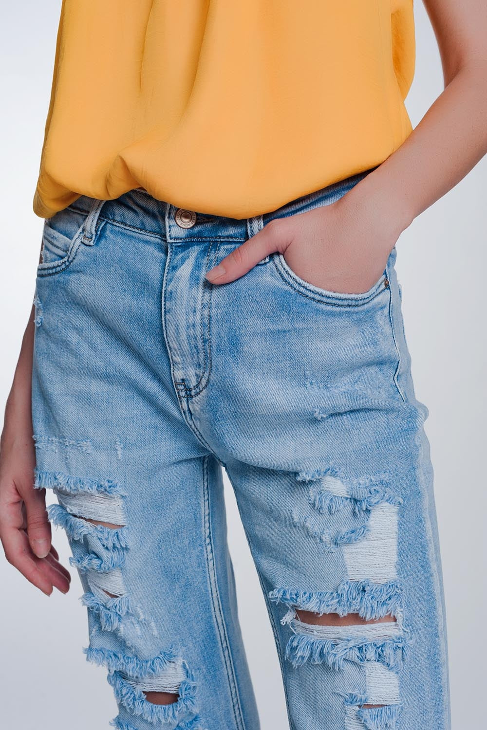 Jeans capri de pernera ancha con bajos sin rematar en azul claro
