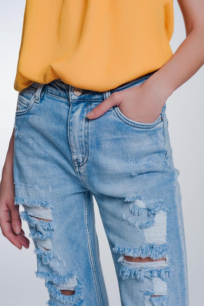 Jeans capri de pernera ancha con bajos sin rematar en azul claro