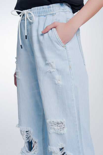 Jeans con goma en la cintura y rotos en las rodillas