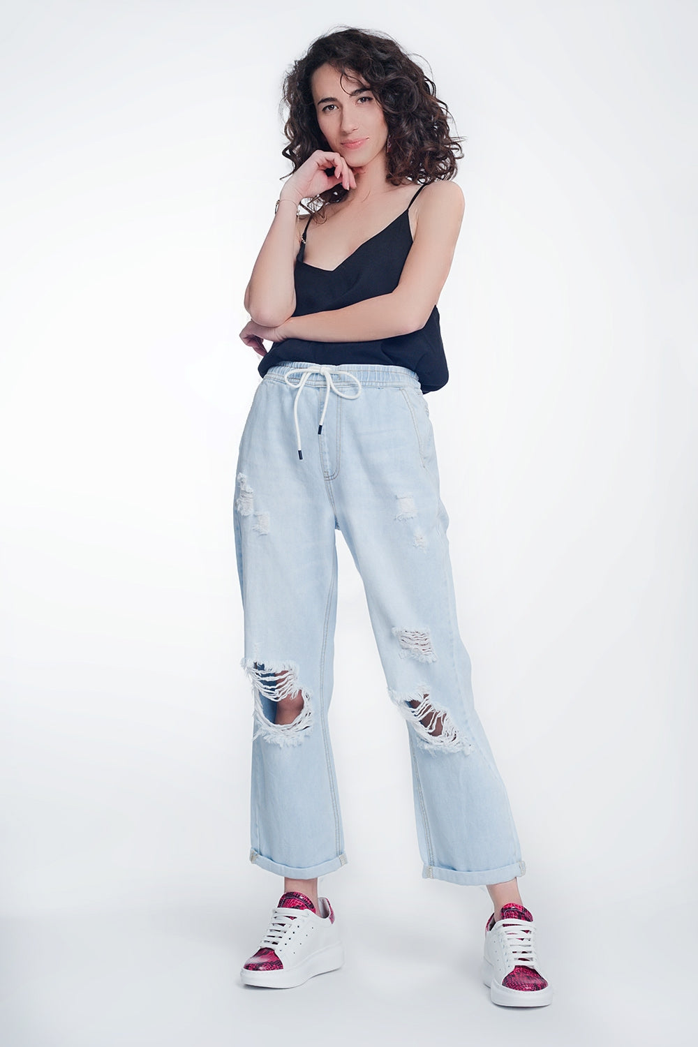 Jeans con goma en la cintura y rotos en las rodillas